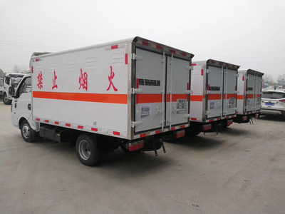 躍進(jìn)3類危險(xiǎn)品運(yùn)輸車 運(yùn)輸桶裝油漆專用車